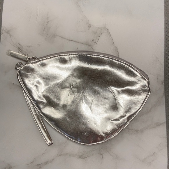 Silver makeup bag with zipper - Picture 1 of 4